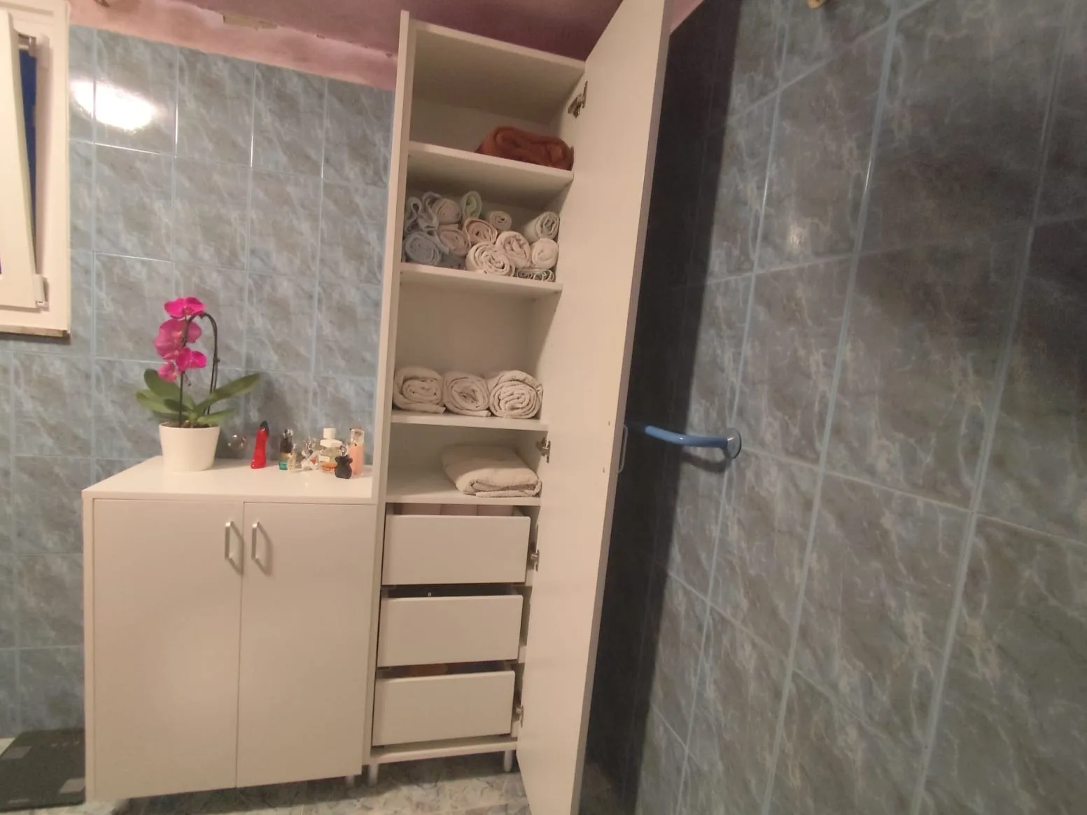 Móvel para casa de banho, vista interior da direita